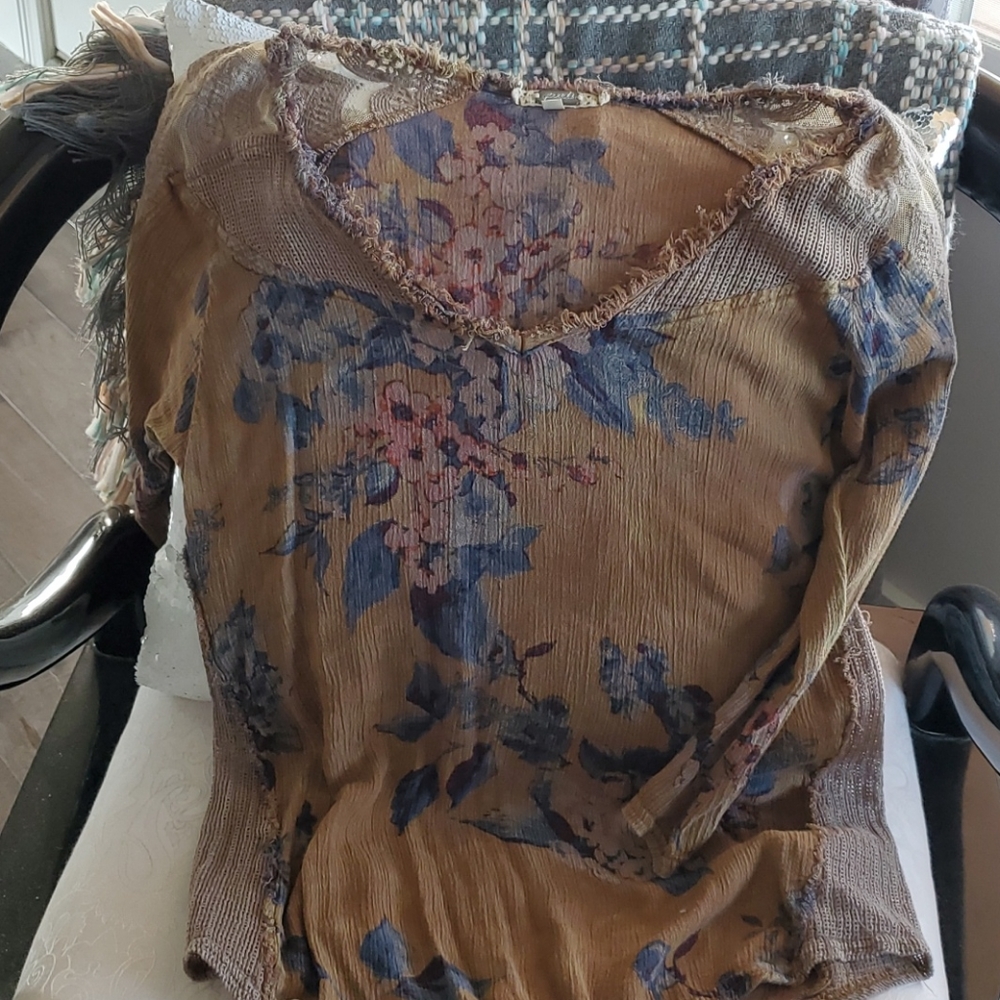 Gimmicks v-neck 3/4 sleeve shirt